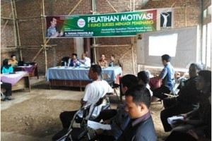 Yanuar Prihatin saat memberikan motivasi pada puncak acara KKN mahasiswa Unisa.